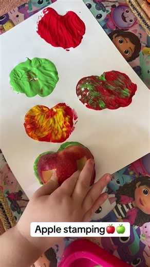 Easy Apple stamping🍏🍎🍏🍎#teachingontiktok #teachingtoddlers #teachersoftiktok #teacherlife #learningjournalactivities #fyp #toddlersoftiktok #learningjournal #halloweencrafts🎃👻
