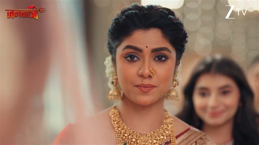 Maya ke bade hi pyaar se samjhaaye reeti-riwaazon ko kya Tapasya nibhaayegi? Dekhiye #Jagadhatri har roz, raat 10 baje, sirf #ZeeTV par. #Maya #Tapasya #Rudra #Sonali #JagadhatriEpisodic #AapkaApnaZeeTV | ZEE TV