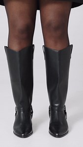 2-i-1 støvler ✨ Must-have til garderoben Få både ankel- og knæhøje støvler i ét par! Det aftagelige skaft gør det nemt at skifte look. Ekstra vidde, blød indersål og skridsikker sål giver maksimal komfort og stabilitet 🖤 Find støvlerne her 🔗 https://www.zizzi.dk/wide-fit—lang-stoevle-med-aftageligt-skaft-sort-F00080A0199.html #widefitboots #aftageligt #knæhøjestøvler #plussizefashion #midsizefashion | Zizzi