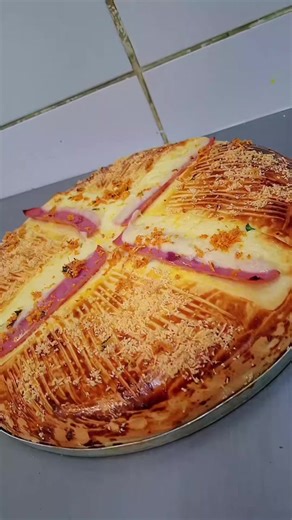 Aprenda como fazer pastelão de maneira simples e fácil , aquele salgado que o cliente come com os olhos de tanta qualidade, compartilhe para que mais pessoas tbm Aprendam essa receita.. Receita 👇🏻 1 kg de farinha de trigo 20 g de sal 100 g de açúcar 100 g de margarina 25 g de fermento fresco 1 ovo 500 ml de água #receita #tortasalgada