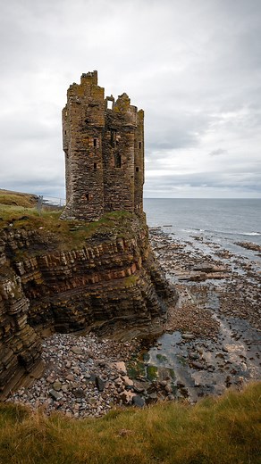 Old Keiss Castle, up on the cliffs of Caithness in northern Scotland, has seen a lot over the centuries. It was built in the early 1600s by George Sinclair of Keiss, and what’s left today is a dramatic ruin overlooking the North Sea. I filmed this on a cloudy, windy day — dozens of crows circling above, waves crashing below. It’s one of those places that remind you how tough life must have been here, and how long Scotland’s history really is. #scottishcastle #visitscotland #hiddenscotland #scotl