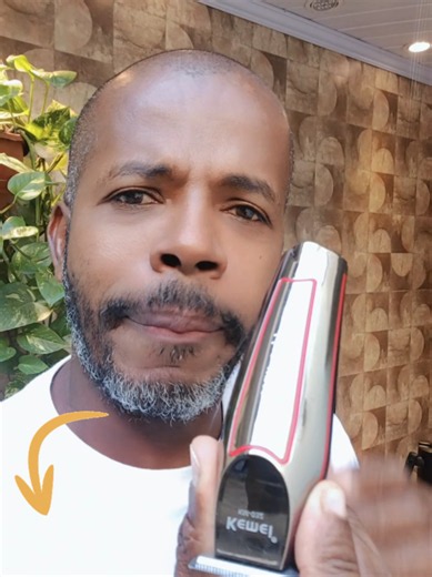 A KEMEI Hair Clipper KM-032 é a máquina de acabamento ideal para quem busca precisão, praticidade e alto desempenho no corte e acabamento de barba, cabelo, costeletas, nuca e contornos. Compacta, leve e ergonômica, ela oferece um corte preciso para uso profissional em barbearias e salões de beleza, além de ser perfeita para uso doméstico. Seu design moderno proporciona firmeza durante o manuseio, garantindo mais conforto e controle em cada detalhe. A máquina de acabamento KEMEI KM-032 conta com 
