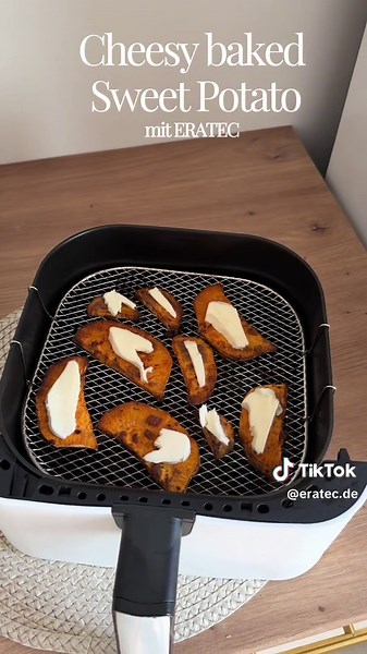🍠🧀 Cheesy Baked Sweet Potato aus dem Airfryer ✨ Cremig, käsig und unglaublich lecker – der perfekte Wohlfühl-Snack! 🤩 🍠 Süßkartoffel halbieren oder einschneiden 🔥 Bei 185 °C für 15 Minuten im Eratec Airfryer garen 🧀 Mit Mozzarella belegen und anschließend nochmals 4 Minuten bei 185 °C backen, bis der Käse schön geschmolzen ist. 😍 So einfach und so gut – perfekt als Snack oder leichte Mahlzeit! 🤍 #AirfryerRezepte #SweetPotato #ERATEC #EasyRecipes #FoodInspiration