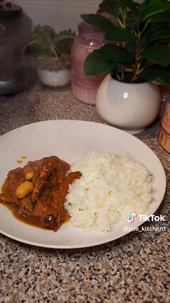 It's Dinner Time Foodies #jcmkitchen #chickenfoot #steppaz #rice #plantain #vegetables #foodies #jamaicanfood #caribbeanfood #dinner #foodiesoftiktok #nyc #Brooklyn #caterer #foryoupageシ #fyp #roadto10k 🫶🏾❤️🇯🇲🇺🇲