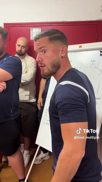 « Je veux qu’ils fassent des cauchemars de vous ce soir tellement vous avez mis d’envie aujourd’hui ! Vous êtes des vrais joueurs de football, alors faites-le ! » 🔥 Ces mots dans le vestiaire du petit poucet normand, Hennezis (D3), qui a rendez-vous avec son histoire lors de ce 4ème tour de Coupe de France face à Val de Risle (D1)… 💪 #hennezis #coupedefrance #footamateur #discours #motivation