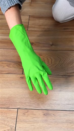 5-Minute Crafts on Instagram: "Household hacks made easy with just a rubber glove 🧤 #householdhacks #rubberglovehacks #diyhacks #lifehacks #creativehacks"