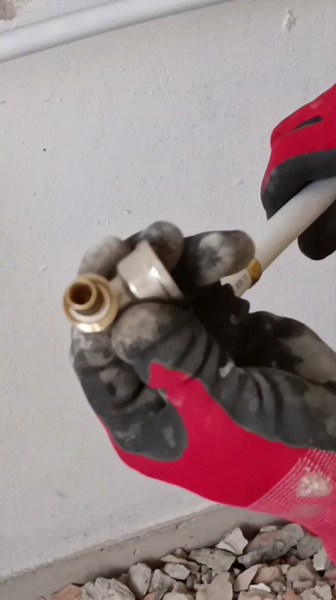 How to install a compression fitting for multilayer pipes