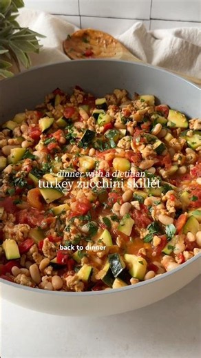 dinner with a dietitian: turkey zucchini white bean skillet👌🏼easy/healthy/one pan. Recipe below ⬇️