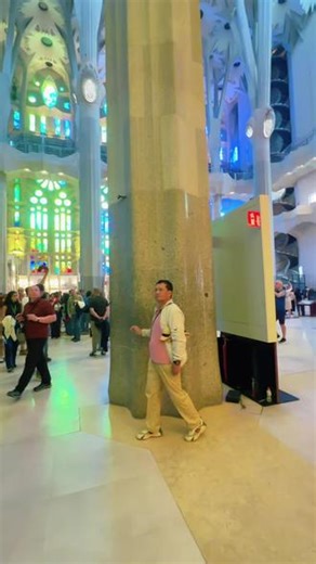 在巴塞罗那游览参观［圣家族大教堂］：是西班牙🇪🇸现代派著名建筑大师安东尼奥. 高迪的作品，它已经建了144年，还未完工，1882年3月19日（奠基）主体结构己于2026年2月封顶，装饰工程预计2032年完工。（二）参观内部）：它是世界上最富神奇色彩的建筑之一，也是巴塞罗那最宏伟的建筑和最著名的旅游胜地。（二）