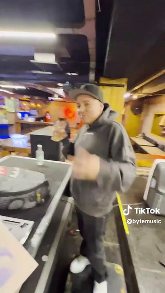 🤘🏻 Trabajar con tu amigo y artista favorito no tiene precio 🏆 Desde acá seguimos haciendolo todo lo más real posible #dj #hiphop #latino #reggaeton #subterraneo #Chile