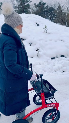 Christina Schollin on Instagram: "Betalt samarbete med @trionicveloped Äntligen kan jag ta mig ut på ett säkert sätt med min nya Trionic rollator☺️ Sedan min skada så har jag varit så begränsad i vad jag kunnat göra. Nu äntligen kan jag återigen gå mina härliga och långa promenader tillsammans med Hans igen. Det är helt underbart och något jag verkligen saknat! I min ålder är det så viktigt att röra på sig och tack vare @trionicveloped så har jag nu en grym rollator som gör detta möjligt🙏☺️ Mit