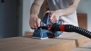 #18VPRO Here's a new addition to the #18VCordless range - the Bosch GHO 185-LI Professional! This cordless planer ensures consistent flatness for better planing with depth of 2.6 mm on any wood material. It also features improved dust management with dust outlet and dual chipping plus an easy blade change without blade alignment to easily get consistent flatness. Know more of this here: https://bit.ly/3ZBs6oM #PowerTools #BoschProfessional | Bosch Professional Power Tools and Accessories