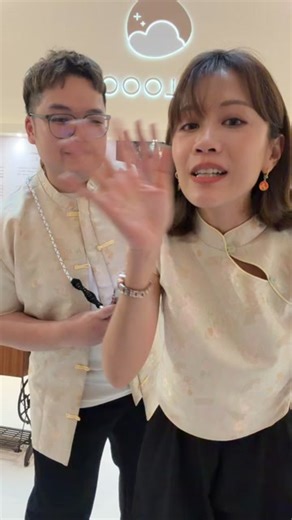 #ONNIMART直播间 Shoploooh 年货专场开始了🧨 一起来入手必买的新年新装 ❤️ #Shoploooh CNY Collection 新年的必备款！ Elle 每次一穿他家的衣服就询问度爆表 穿上肯定成为朋友圈最美的一家人 全场折扣 10% 独家优惠 Promo code: ELLE10% 消费满 RM288 还有新春限量满额赠！ ⚠️直播温馨提示⚠️ 1️⃣ 今天 #Shoploooh 会在品牌官网 www.shoploooh.com 下单，一定要输入 promo code 购买才有独家优惠价格‼️ 2️⃣ 每个产品都有限量，先付款先得！加入购物车成功付款后才是您的唷🛒 关注获得更多 Onni Mart 年货成直播消息‼️ 🌟 https://linktr.ee/onnimart | Elle Onni