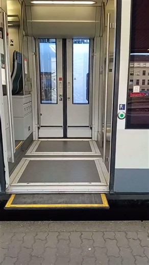 Tür öffnen und Tür schließt | Desiro Classic | BR642 vom DB Regio | 024/524