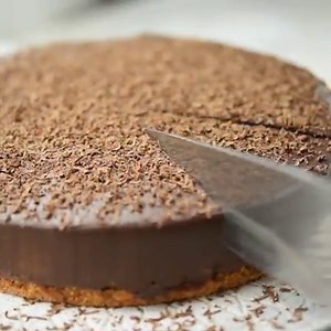 517K views · 448 reactions | Chocolatey bliss with every mouthful - this Keto chocolate cheesecake is just divine. EASY RECIPE!! Get the full recipe here >>> https://sugarfreelondoner.com/keto-chocolate-cheesecake/ | Sugar Free Londoner - Low Carb Recipes | Facebook