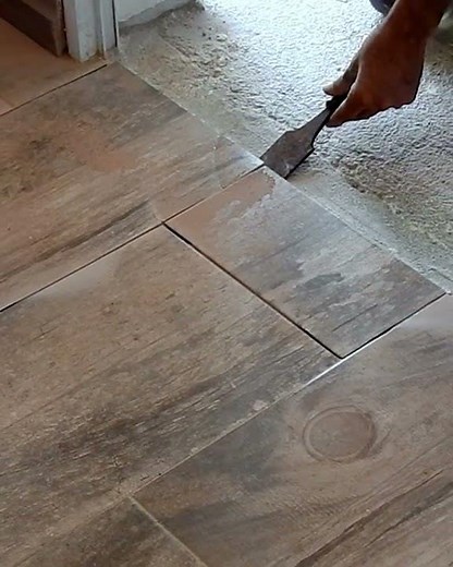 Removing ceramic tiles without breaking everything around them #construction #diy #remodeling #diy