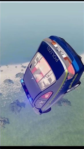 Salto de viatura de polícia da mega rampa para a praia