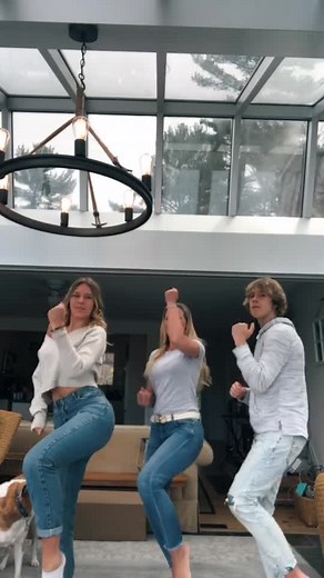 For Mother’s Day mamma wanted to learn a fam TIk tok so here it is @mikaelkingo @lisettekingo #fyp #momsoftiktok