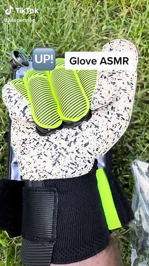 Uhlsport Supergrip Flex Frame Carbon #goalkeeper #keeper #soccer #futbol #gloves #gk #goalie #goalkeepergloves #fyp #viral #uhlsportgloves #uhlsport