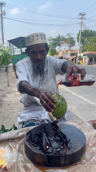 "Unbelievable! Watch this 80-year-old's incredible mango cutting skills!"