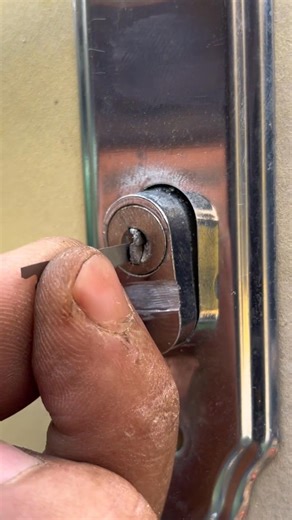 64K views · 138 reactions | The razor that became a master key How to remove a broken key piece #USA #QuickFix #HomeHack | Tool Titans | Facebook