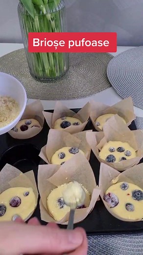 Brioșe 🧡 🔸180 grame faina 🔸2 ouă 🔸120 grame iaurt cremos 🔸120 grame zahar 🔸Praf de copt 🔸120 ml ulei 🔸 Extract vanilie, fulgi de cocos (la dorință) 🔸Un praf de sare Crumble deasupra: 🔹60g făină 🔹50g zahăr 🔹60g unt topit 🔹Coajă de lămâie/portocală răzuită ✅ La cuptor 20-25 min la 180 grade (până se rumenesc bine) #cookingwithlove #cooking #foodie #tastyfood #foodoftiktok #yummy#foryoupage #bucatareala #retetesimple #retete #muffins #briose #fy #romania🇷🇴