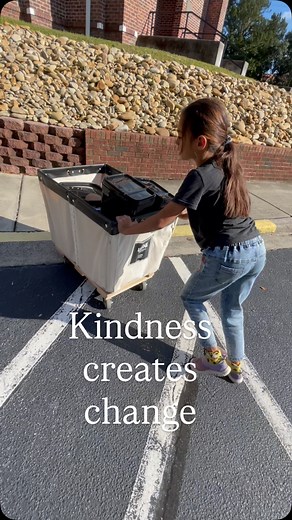 Every purchase from my shop helps support individuals and families facing hardship, especially with the government shutdown and lack of food assistance. 🙏🏽 I’ve heard it be said that you shouldn’t post videos of helping because it cheapens and/or negates the good deed of it all. While I agree that it’s insensitive and disrespectful to show the faces of people you’re helping, I believe our world needs to see light shining through wherever it can. Feeds feel heavy lately… Let’s fill them with ki