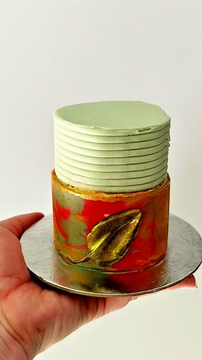 🍁*TUTORIAL* Fall cupcake cake! I love making these teeny cakes out of two cupcakes. They are so adorable! I also love using the acetate marble technique and this time I created a fall colour palette. All my colours were tinted with a bit of brown to create that fall vibe. Save this video for some tips: 1. Lay a piece of acetate on your work surface 2. Using a spatula, apply buttercream to the acetate, the more organic your design is, the better! 3. Once all the buttercream is applied, use a spa