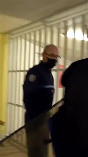 Détenu violent : 3 gardients interviennent pour l'extrait de sa cellule en urgence ! Reportage en entier à retrouver sur YT (lien en bio) #reportage #société #prison #fleurymérogis | Real Life