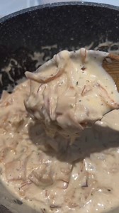 Hello 👋 Je partage avec vous une recette de sauce pour pâte préparée en moins de 20 min. J’ai préparé cette sauce avec des oignons caramélisés, blanc de poulet et crème, la sauce est hyper crémeuse 🥰 Ingrédients : 2 oignons Blanc de 1 grand pot de crème fraîche épaisse ou liquide Sel Poivre Thym Huile d’olive Fromage Préparation : Commencer par faire revenir les oignons coupés en lamelles dans de l’huile d’olive jusqu’à ce qu’ils soient translucides. Ajouter le blanc de poulet coupé en morceau