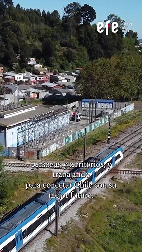 ¡Se va un 2025 extraordinario para EFE 💪🚄! Un año marcado por hitos que fortalecen la conectividad y el desarrollo del país. Avanzamos con proyectos estructurales como el Tren Santiago-Batuco y el Tren Alameda–Melipilla, iniciativas clave para una red ferroviaria más moderna e integrada en la Región Metropolitana. También vivimos el regreso de servicios largamente esperados, como el Llanquihue-Puerto Montt 🚉, que volvió a operar después de 18 años, acercando comunidades y devolviendo el tren