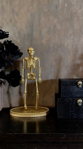 Spooky skeleton but make it a little extra 😍💀 #diy #spookyhome #halloween #halloweendecor #crafts