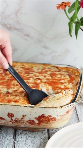 Hvis du elsker pikantost, så bliver dette kartoffelfad en ny favorit 😍 Retten er så lækker! Opskrift: https://www.onekitchenblog.com/kartoffelfad-med-kylling-og-pikantost/ | One Kitchen - A Thousand Ideas