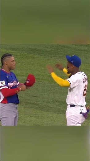 The stars on Team Dominican Republic and Team Venezuela link up before their matchup ⭐