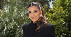 Ces baskets blanches que les stars adorent sont aussi canons avec un jogging qu'avec une robe