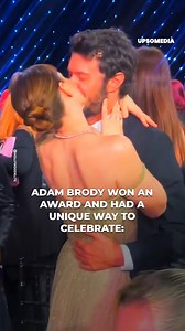 Adam Brody and Leighton Meester live the romance we all wish for. The actor won a Critics Choice Award and this is the first thing he did 🥺❤️ | Icons