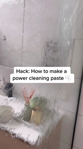 This DIY cleaning paste will change the way you clean your home 🙌 it can be used on so manu surfaces - like your oven, stovetop, bathroom surfaces, to remove clothing stains and even in your sink! Will you try out this simple mix? #cleaninghacks #cleanhome #cleaningtips #tipsandtricks #mamamilastips