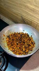 Paccheri con gamberi e melanzane Ingredienti per 4 persone 320 g di paccheri 2 melanzane medie 2 cucchiai di doppio concentrato di pomodoro 600 g di gamberi 1 spicchio d'aglio 6-7 cucchiai di olio evo Sale q.b. Foglie di basilico | Carlo Gaiano