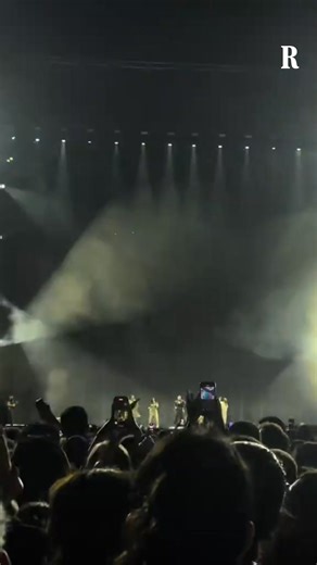 Durante il concerto allo stadio Maradona di Napoli, Margo Mengoni ha cambiato il testo della canzone 'Voglio' dicendo: "Voglio vestirmi come mi pare, come mi piace". Una risposte alle critiche sulla scelta di indossare alcuni corsetti nel corso delle esibizioni #mengoni video di @ambrosellialessan | la Repubblica