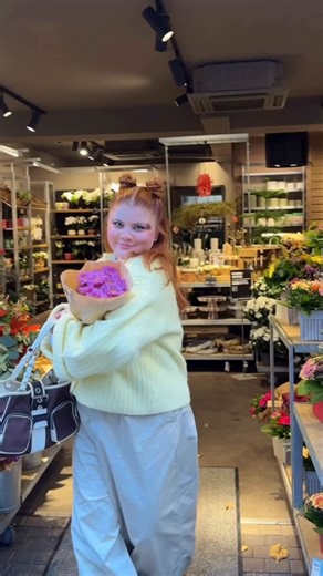 Loi on Instagram: "Bin einfach nur ’ne nette Person, die zufällig für die @1live Krone nominiert ist und zufällig Blumen dabeihat. Zufälle passieren. 😌😅🤭 #1livekrone #nominierung #bestechung"