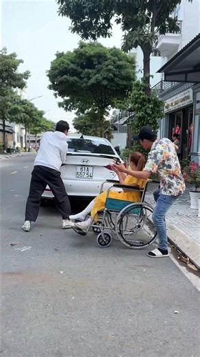 The Invisible Trap of Smartphones #kindmoments #kindness #respect