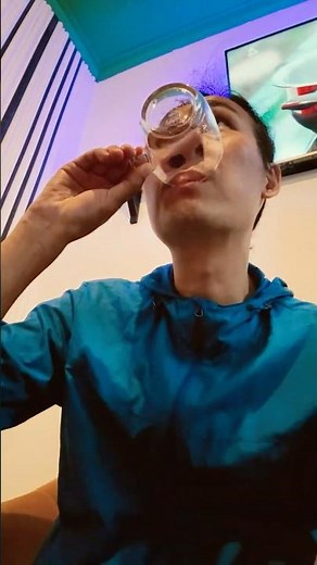 品嘗Żubrówka Bison Grass Vodka波蘭🇵🇱最具代表性伏特加，黑麥蒸餾，從「野牛草」提取香氣，每瓶大容量還會放一根草葉。帶青草、香草與淡淡肉桂風味#mickytolife