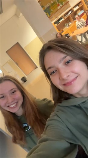 Očami prírody 🌱 on Instagram: "🎥 Za nami je prvá fáza projektu Susedia prírody a pokračujeme ďalej! V uplynulých mesiacoch tím dobrovoľníkov projektu Susedia prírody zrealizoval prvú fázu projektu – výrobu zimovísk pre ježkov 🦔 Vznikli vďaka skvelej spolupráci so @sosdrev , kde študenti pretavili svoje zručnosti do niečoho, čo má reálny dopad na ochranu prírody v našom okolí. Týmto však nekončíme 👀 👉 Druhá fáza projektu je už na obzore a bude sa niesť v znamení výroby vtáčích búdok 🐦. Opäť