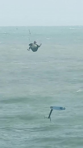 Winning never gets old. Remember Ricci’s epic 2023 celebration?! The 2024 Europeans are only 1 month away. ⏳🇪🇸 #europeanchampionships #spain 🎥 @1080mediatv 🚁 @shotbyarian Cover 📷 @lloydimages #worldsailing #roadtoparis2024 #paris2024 #loyaltothefoil #formulakite #kitefoilworldseries #kiteracing #kitesurfing #kiteboarding #sailing #kiteyachting #foilracing #kitefoil #hydrofoil #kitesurf #kiteboard @paris2024 @thekitemag @kiteworldmag @worldsailing @gin_kiteboarding @AirushInternational @chub