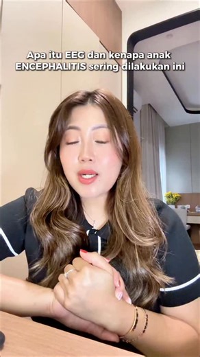 Kiky | Mompreneur on Instagram: "EEG (Electroencephalography) adalah pemeriksaan medis untuk merekam aktivitas listrik otak menggunakan elektroda yang ditempelkan di kulit kepala, menampilkan hasilnya sebagai gelombang bergelombang yang membantu dokter mendiagnosis gangguan seperti epilepsi, gangguan tidur, tumor otak, stroke, cedera kepala, atau ensefalopati, dengan cara mengukur pola gelombang otak saat Anda terjaga atau tidur. Penting atau enggak ya pasti penting si #encephalitis #momlife #en