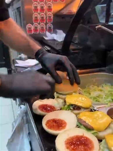 On a lu vos commentaires… alors on vous montre la réalité 😏🔥 À 3€, c’est un vrai burger bien garni des frites maison 🍔🍟 Générosité, qualité, petit prix… c’est ça la signature O’Taksim 😉 #otaksim #kebab #restaurant #evreux #burger