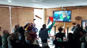 Les Algériens de Montréal fêtent le but algérien. Café Safir, Montréal. | LES ALGERIENS DE MONTREAL