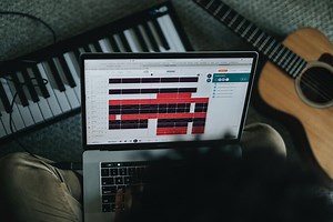 14 apps gratuitas y canales de YouTube para aprender a tocar la guitarra o el piano