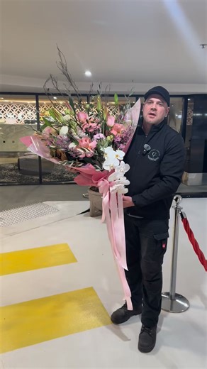 😊Creating smiles😊 you never know who’s day you’re about to change🫶🏼 | Eltham Creative-Flowers