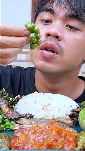 Delicious‼️ eating raw leunca with shrimp paste chili sauce